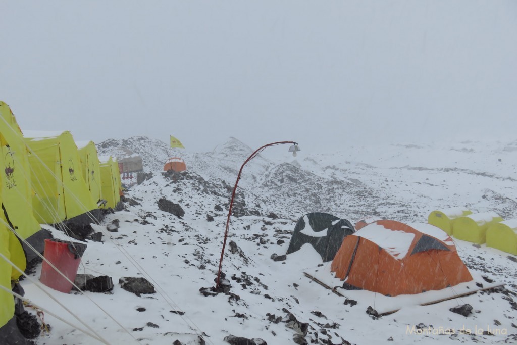 Nevando por la tarde en el Campo 1 del Pico Lenin